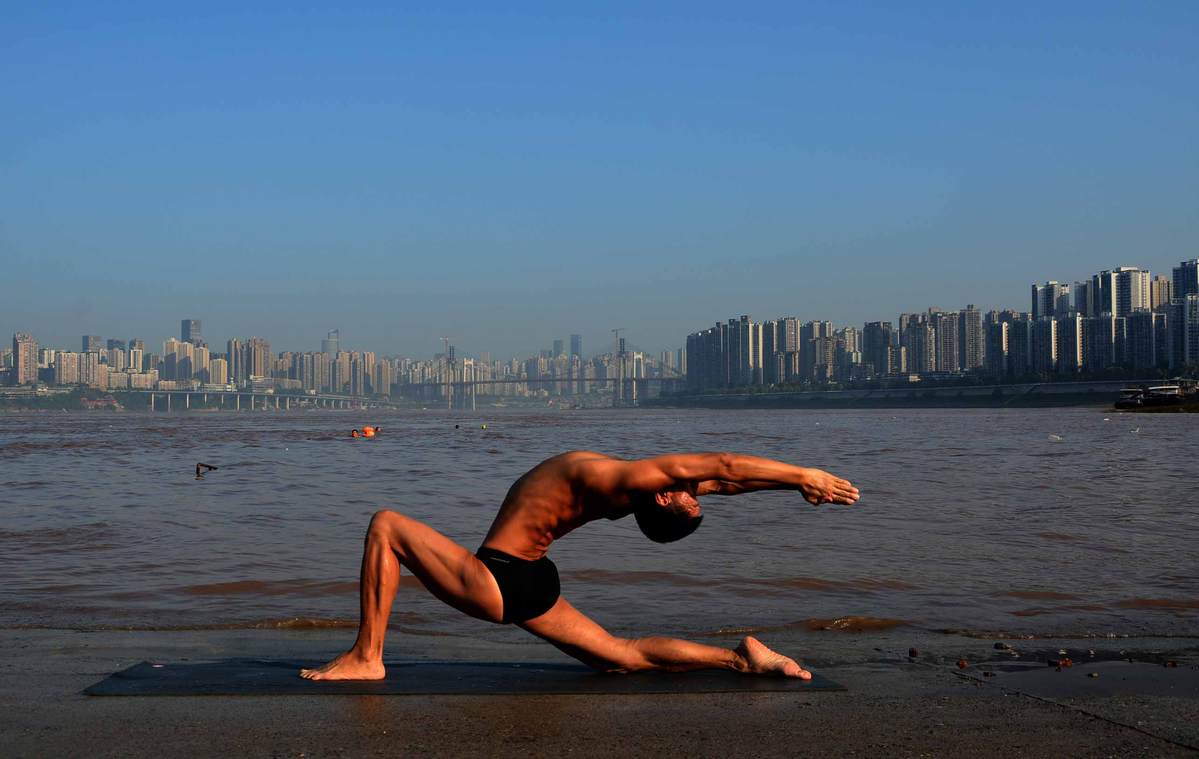 Un jubilado chino se populariza gracias a su depurada técnica Yoga