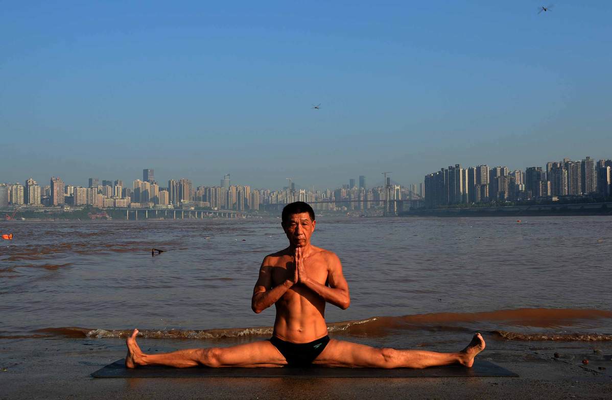 Un jubilado chino se populariza gracias a su depurada técnica Yoga