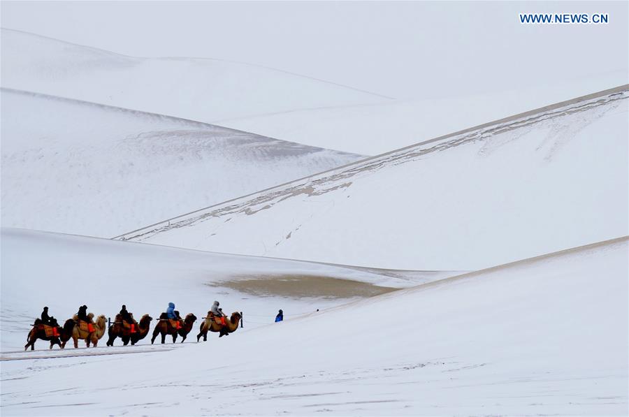 La nieve hace más atractiva la montaña Mingsha en Dunhuang