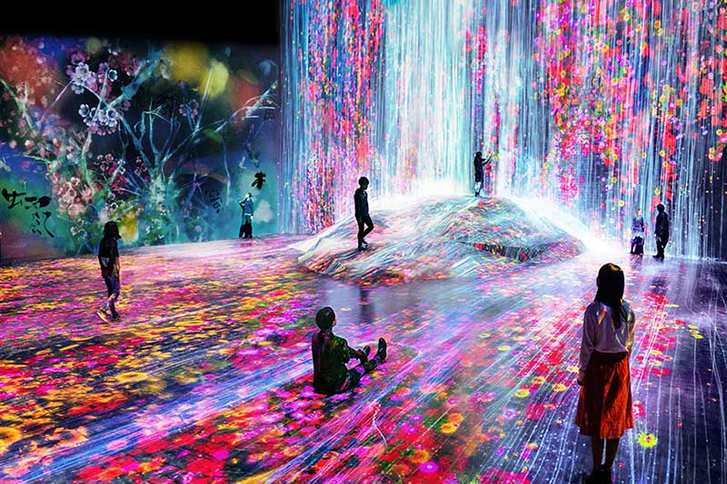 Algunas obras de Teamlab muestra los planetas sin bordes y universos de partículas de agua en una roca donde la gente se reúne. [Foto proporcionada]