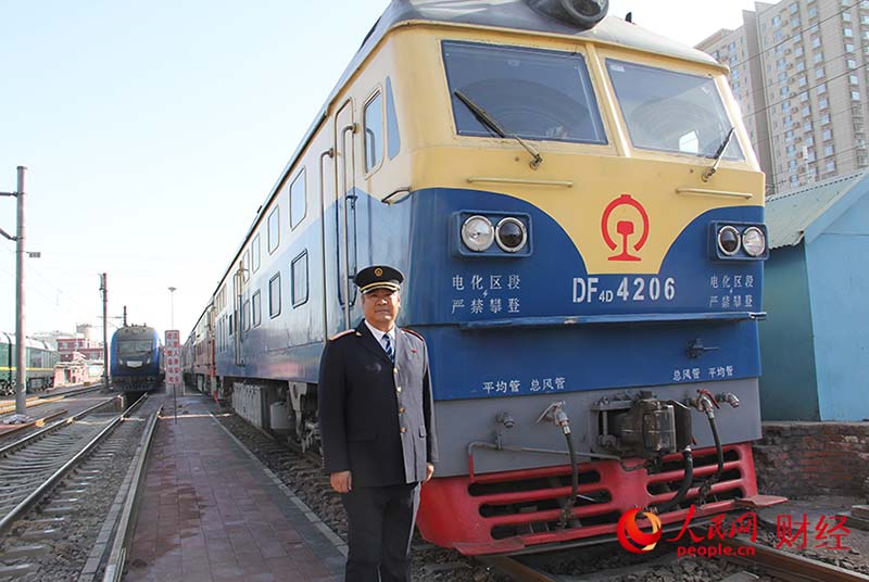 Han Junjia y la locomotora de combustión interna DF-4206 (Por Yang Lan, Pueblo en Línea)
