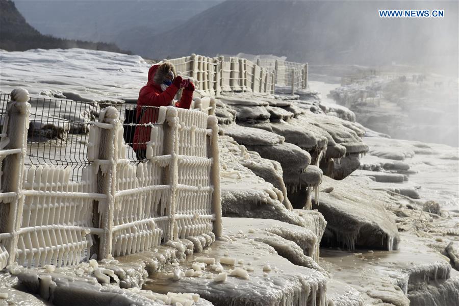 Impresionante paisaje invernal en la cascada de Hukou