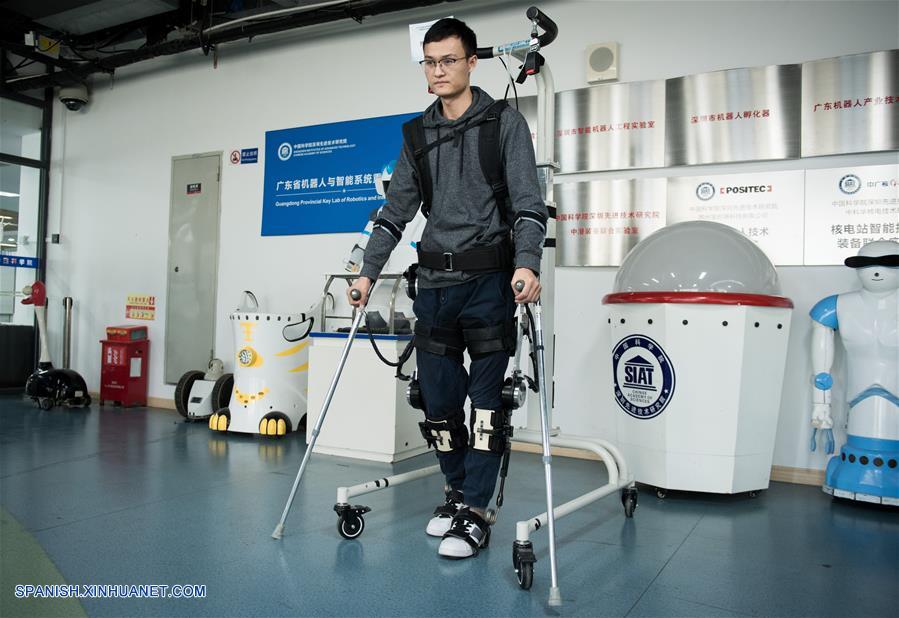 Robot exoesqueleto trae esperanza a las personas paralizadas o las personas de edad