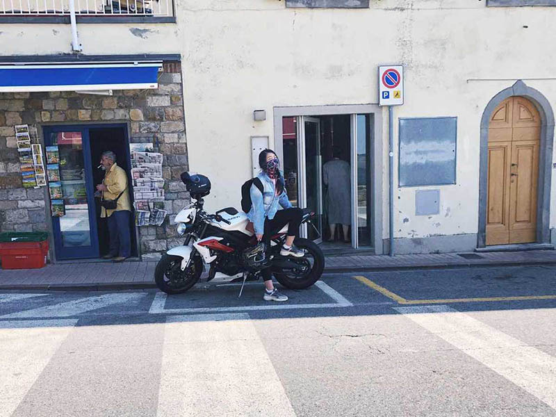 Zou Kunshan, de 29 años, de Chongqing, suroeste de China, viajó en moto por Italia en septiembre. [Foto provista a chinadaily.com.cn]