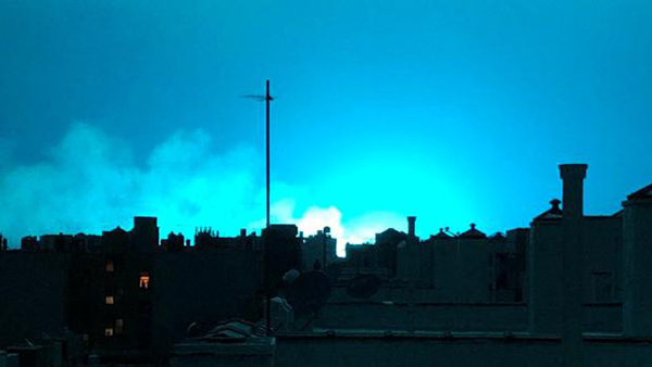 Una misteriosa luz azul ilumina el cielo de Nueva York