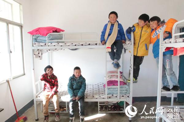 El dormitorio de la escuela primaria de Zhuanshanbao. (Foto: People Daily/ Xu Qian)