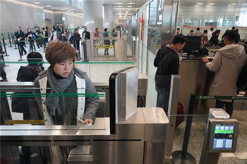Verificación de seguridad con reconocimiento facial en el Aeropuerto Internacional Hongqiao de Shanghai, 21 de enero del 2019. [Foto: Gao Erqiang/ Chinadaily.com.cn]