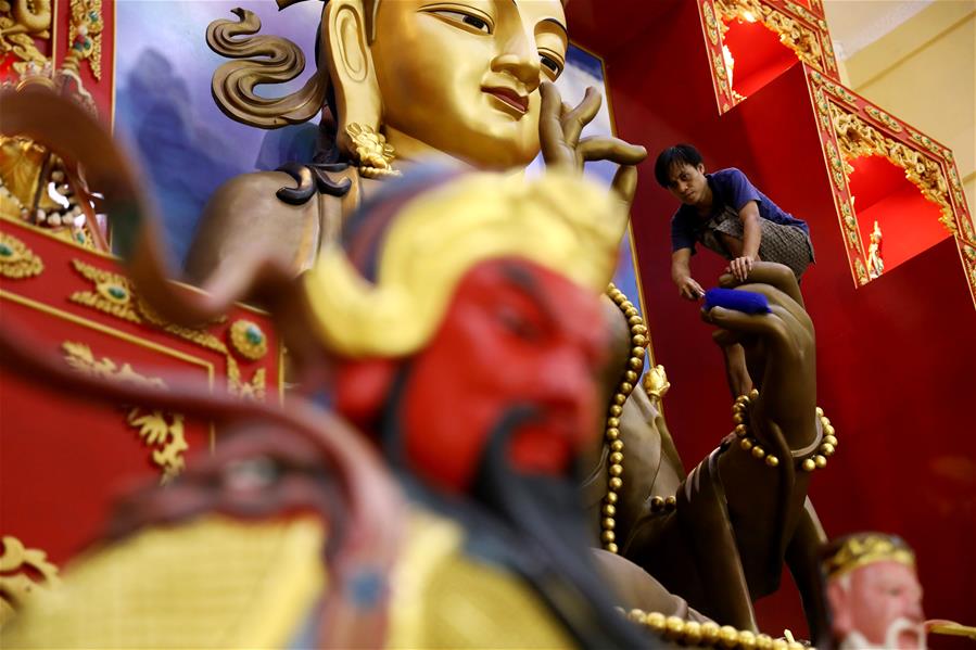 Limpian estatua de Buda en preparación para Año Nuevo Lunar chino en Indonesia