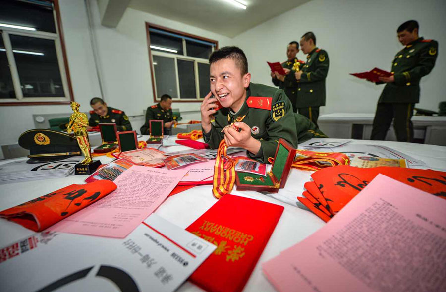 Los soldados llaman a sus familiares para desearles un buen festival, así como fotos de los premios y certificados obtenidos durante el año pasado. [Foto por Hou Chonghui para chinadaily.com.cn]