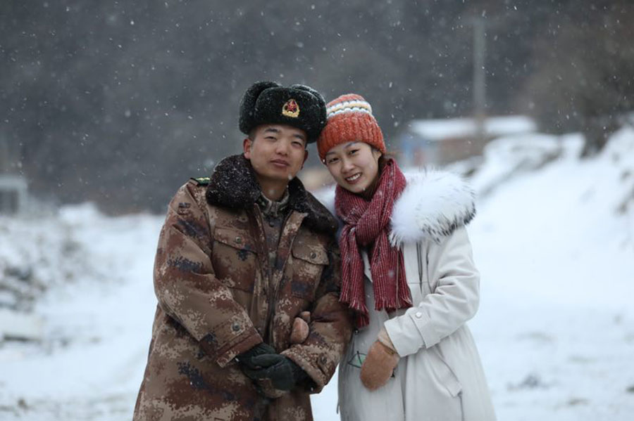 Wang Mei, 23 años, de Chongqing, suroeste de China, visita a su esposo, Zhang Jinyuan, 30 años, en un puesto fronterizo en Yumai, región autónoma del Tíbet, a principios de enero de 2019. [Foto proporcionada a chinadaily.com.cn]  