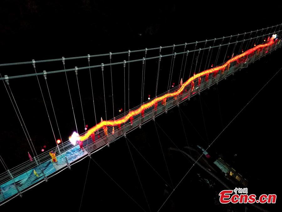 Danza del dragón sobre un puente de vidrio a 200 metros de altura