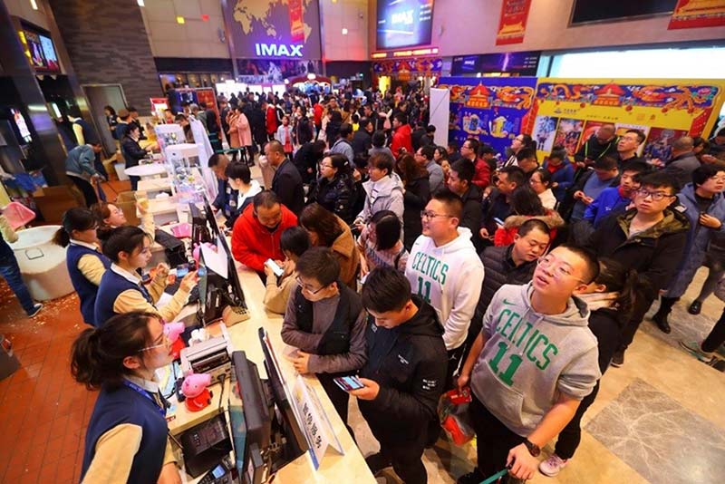El 5 de febrero de 2019, los espectadores hacen cola para comprar entradas en un cine de Taiyuan, provincia de Shanxi.