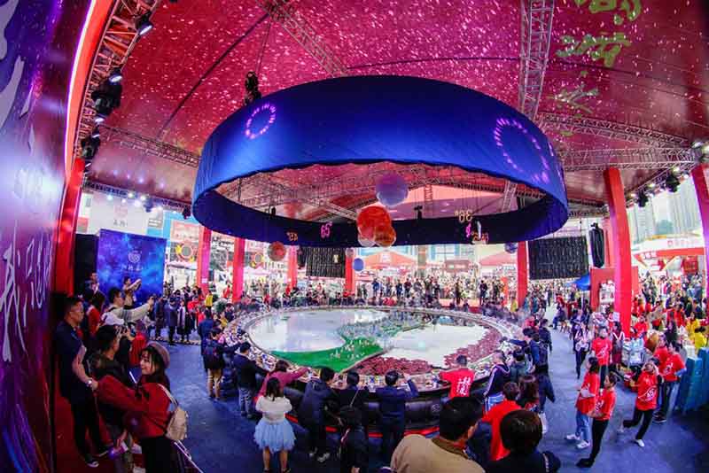 Enorme olla mongola en un festival de Chongqing. El evento, de cuatro días de duración, atrajo a miles de comensales y empresas. (Foto: Liu Chan/ Xinhua)