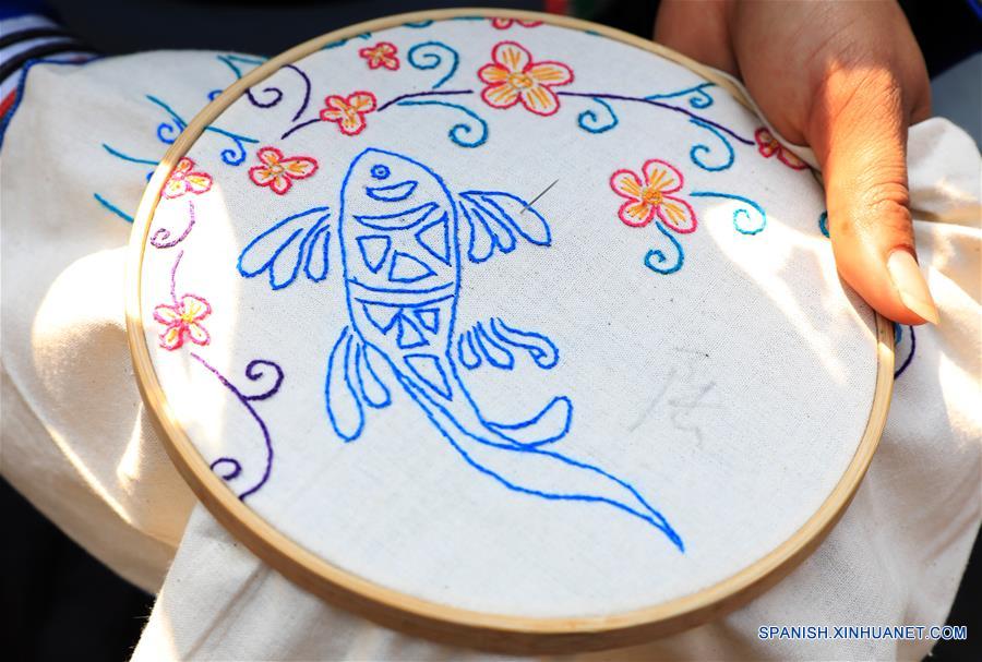 Mujeres del grupo étnico Dong y sus trabajos de bordado