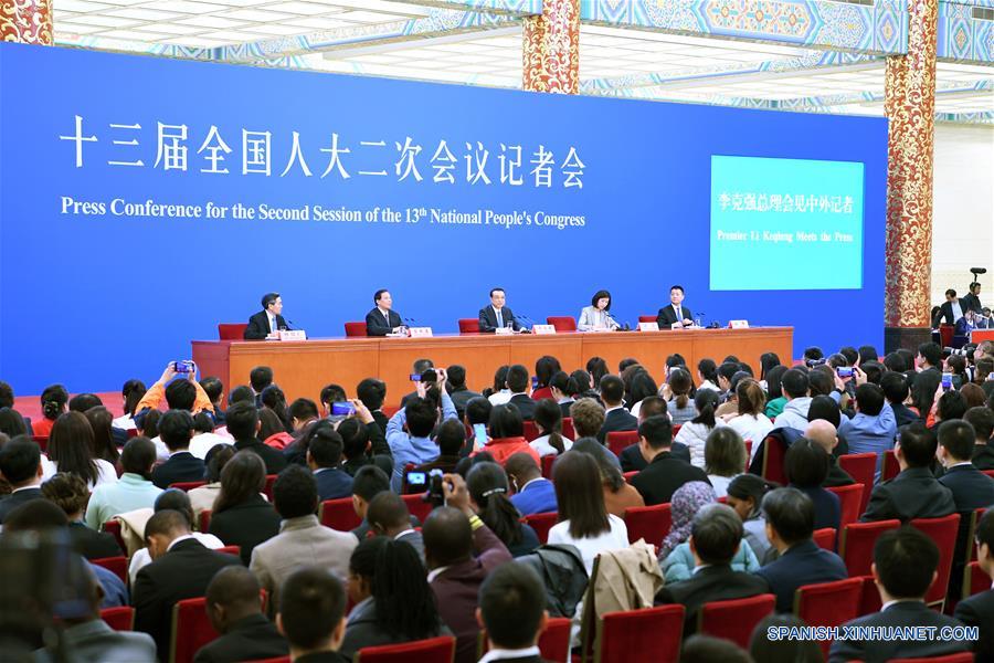 (Dos sesiones) Parte continental de China está dispuesta a promulgar más políticas preferenciales para compatriotas de Taiwan, según primer ministro