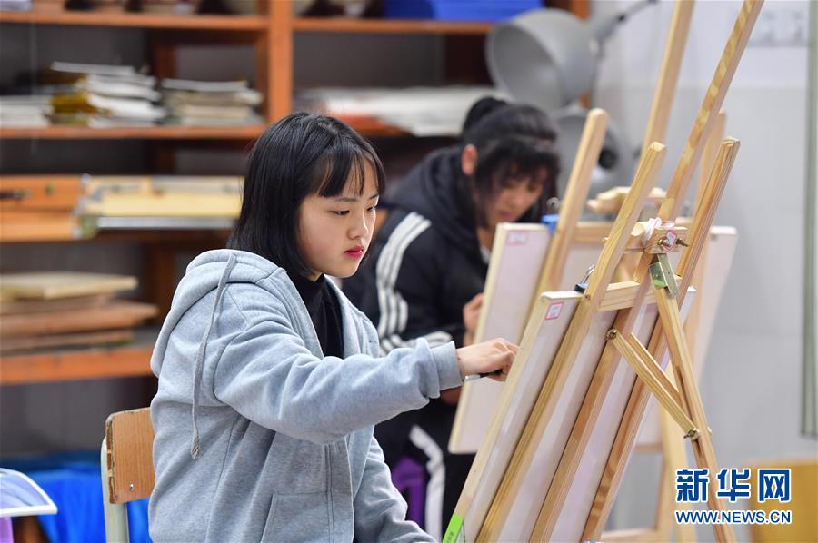 Chicas de la etnia Miao hacen realidad sus sueños de ir a la escuela 