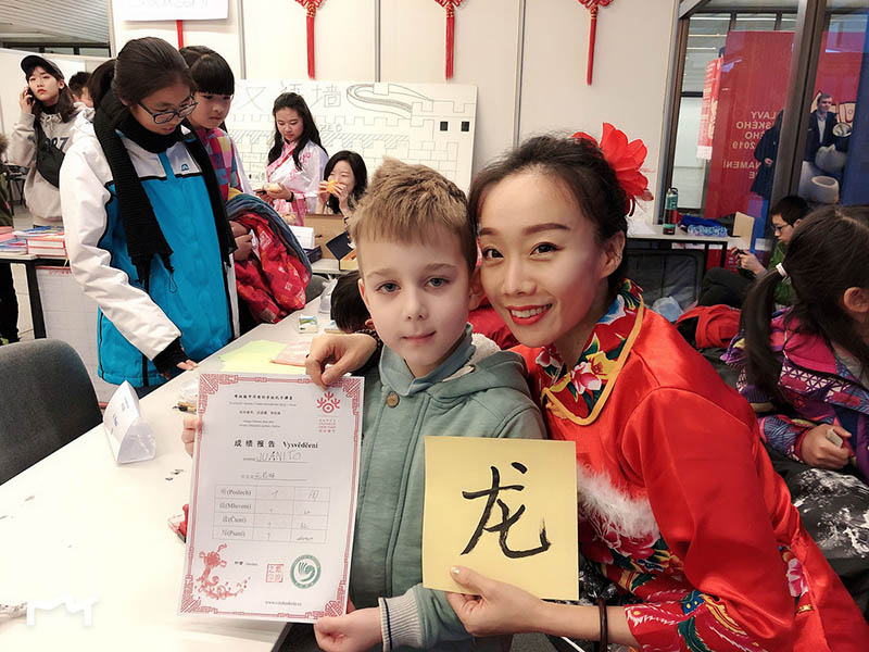 Joven profesora de danza enseña cultura china en Praga