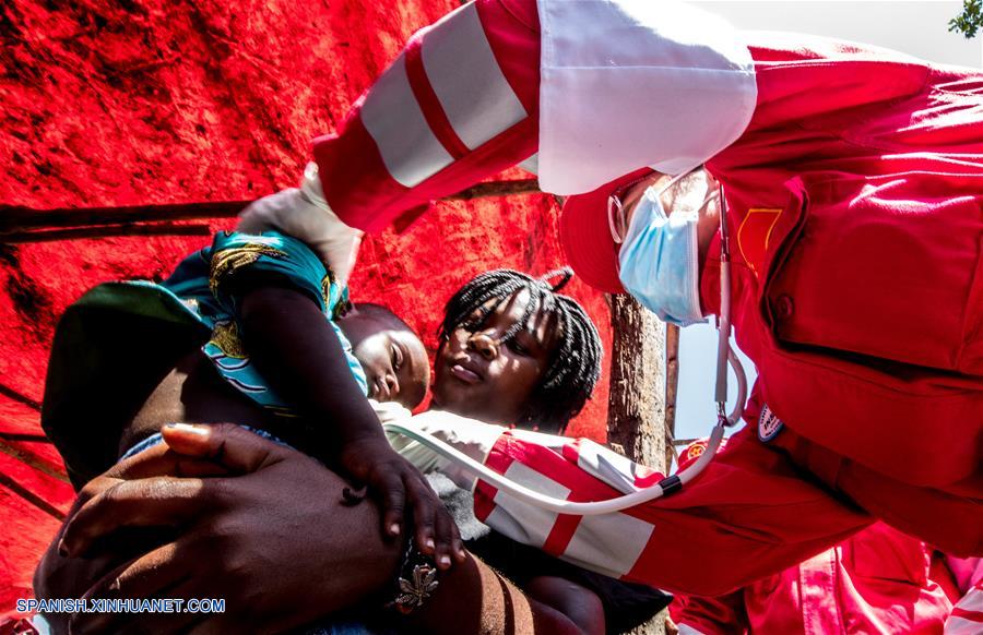 Rescatistas chinos donan provisiones a víctimas de ciclón en centro de Mozambique