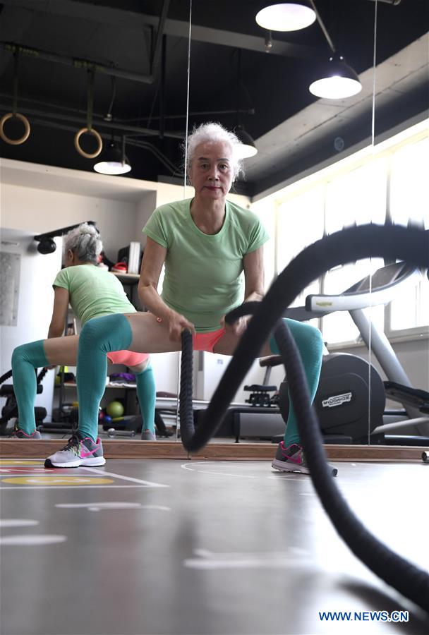 Abuela china fisiculturista presume de buena figura y mucha energía