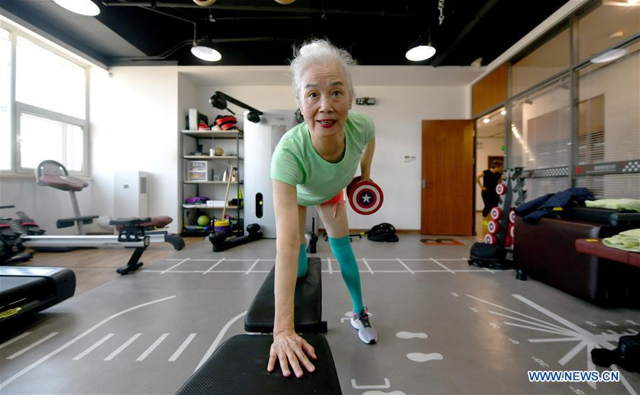 Abuela china fisiculturista presume de buena figura y mucha energía