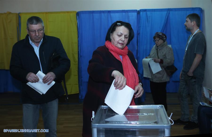 Zelensky y Poroshenko avanzan a 2ª vuelta de elección presidencial ucraniana, según encuesta