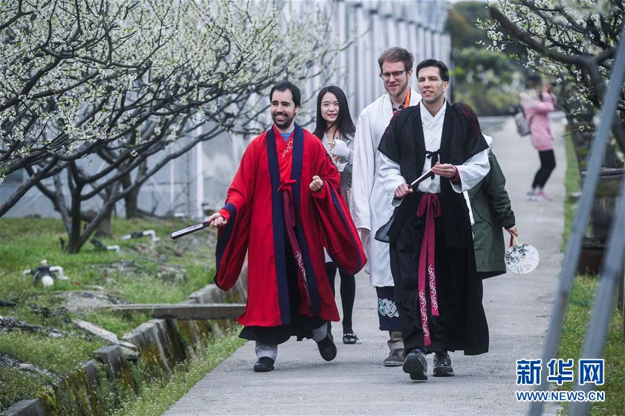 El 31 de marzo, varios extranjeros y amantes del tradicional traje Hanfu de Tongxiang disfrutaron de los hermosos paisajes de la primavera en la aldea Taoyuan.