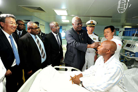 El expresidente de Sierra Leona, Ernest Bai Koroma, descubre la gasa de un paciente operado de cataratas. Koroma visitó el Arca de la Paz, un buque hospital de la armada del Ejército Popular de Liberación de China (PLA, por sus siglas en inglés), el 25 de septiembre del 2017. Durante el encuentro, el presidente elogió los servicios médicos gratuitos ofrecidos a bordo a pacientes de Sierra Leona, y extendió su agradecimiento al personal médico del buque. (Foto: Pueblo en Línea)