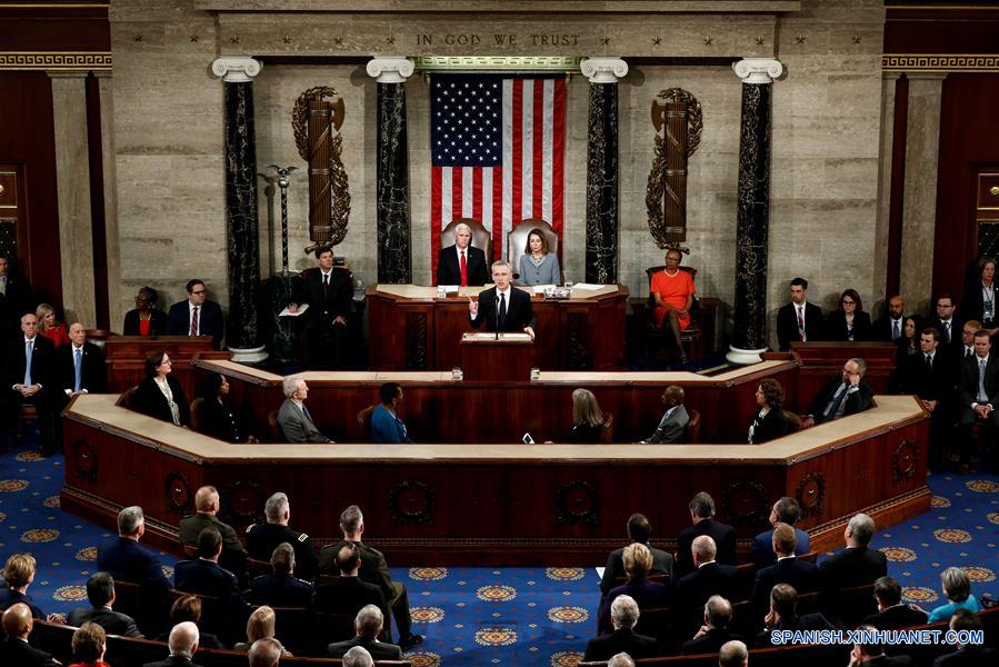 El secretario general de la Organización del Tratado del Atlántico Norte (OTAN), Jens Stoltenberg (frente), reacciona durante una reunión conjunta del Congreso de Estados Unidos, en Washington D.C., Estados Unidos, el 3 de abril de 2019. De acuerdo con información de la prensa local, Jens Stoltenberg dijo el miércoles que la alianza militar no quiere una "nueva carrera de armamento" con Rusia, mientras insta a Moscú a cumplir con un tratado de control de armas histórico. (Xinhua/Ting Shen)