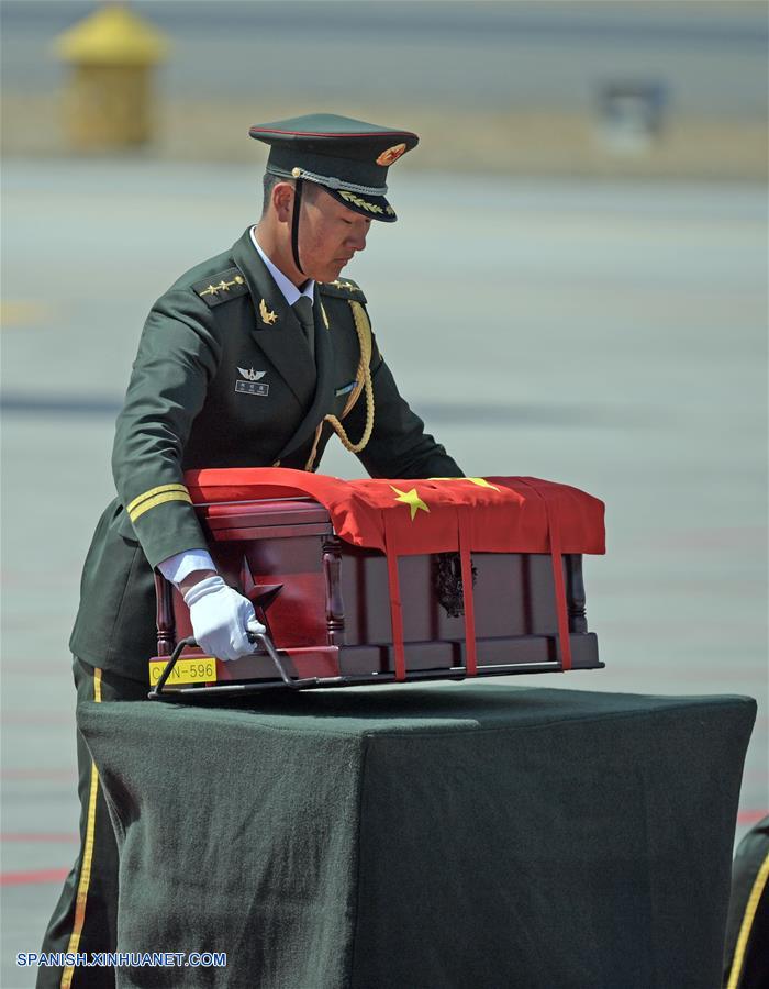 SHENYANG, 3 abril, 2019 (Xinhua) -- Un soldado traslada un féretro que contiene los restos de un soldados chinos de los Voluntarios del Pueblo Chino (VPCh) fallecidos en la Guerra de Corea (1950-1953), en el Aeropuerto Internacional Taoxian, en Shenyang, capital de la provincia de Liaoning, en el noreste de China, el 3 de abril de 2019. Los restos de 10 soldados chinos fallecidos en la Guerra de Corea (1950-1953) han sido devueltos a China el miércoles desde la República de Corea. (Xinhua/Yang Qing)