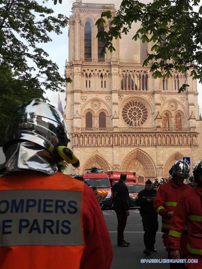Se derrumba por incendio aguja de catedral de Notre Dame en París