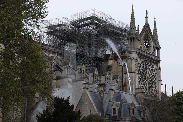 Varios obreros de Notre Dame fumaron en los andamios