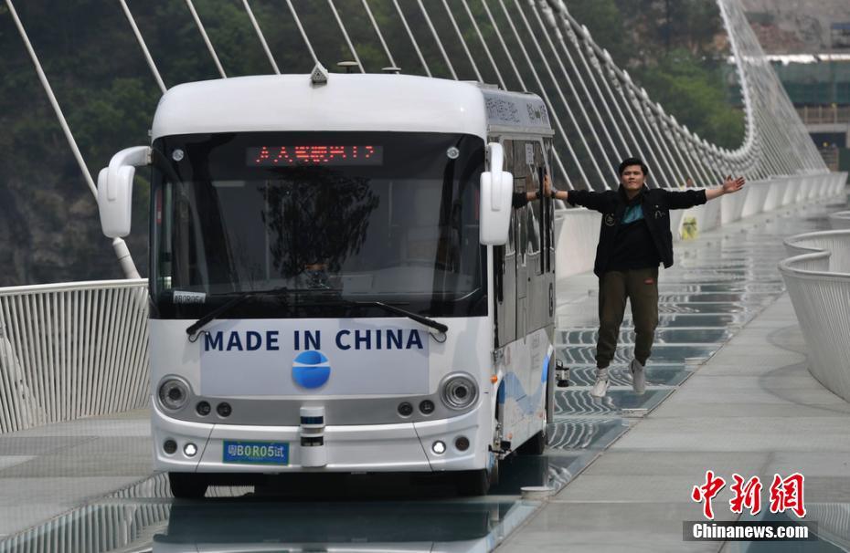 Prueban autobús no tripulado en el puente de cristal de Zhangjiajie