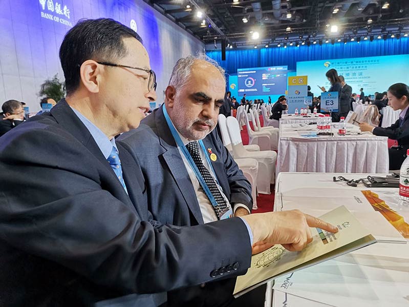 Los empresarios negocian en la Conferencia de Empresarios de la Franja y la Ruta. Foto de Meng Xianglin, Diario del Pueblo.