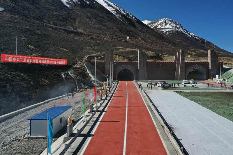El túnel del Monte Mil de la carretera Lhasa-Nyingchi, Región Autónoma del Tíbet, comenzó a operar este viernes. [Foto: Kuang Xiaoming/ China Daily]