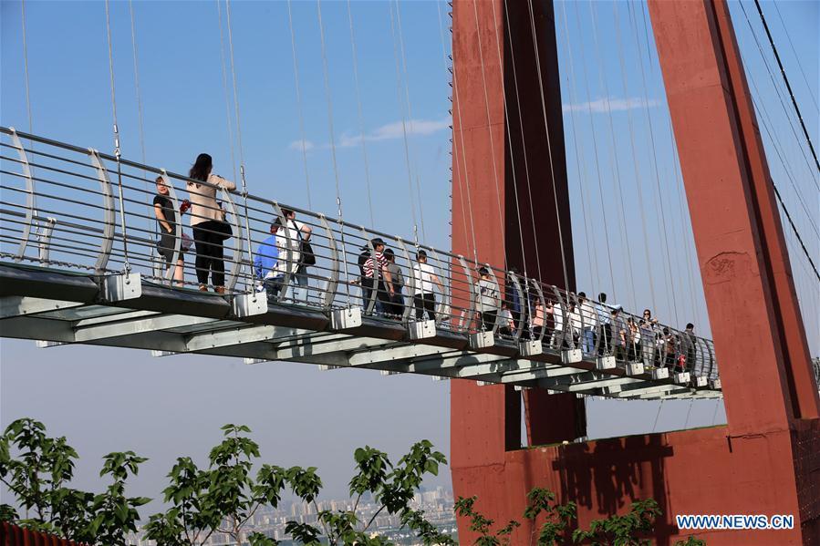 Impresionante puente de cristal en el Parque Internacional de Atracciones de Huanxi