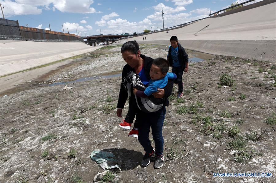 Migrantes de Centroamérica se entregan a autoridades estadounidenses para solicitar asilo político