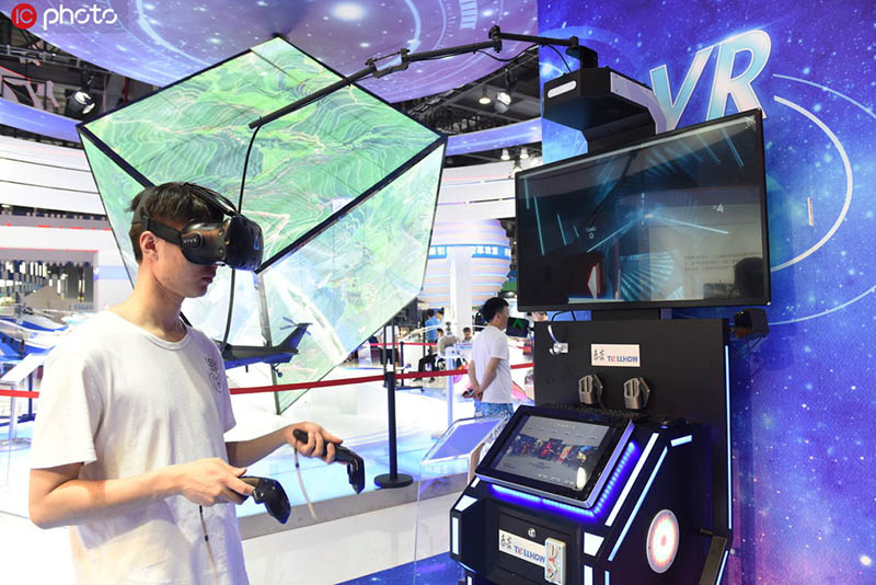 Un joven experimenta la tecnología de realidad virtual en la Expo Central China 2019 en Nanchang, provincia de Jiangxi, 19 de mayo del 2019. [Foto: IC]