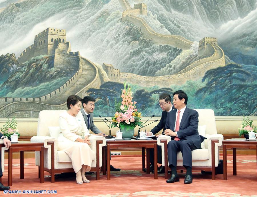 Máximo legislador de China se reúne con funcionaria kazaja
