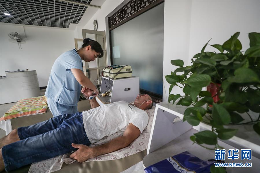 El 4 de junio, el personal médico del Hospital Tanggangzi en la ciudad de Anshan, provincia de Liaoning, realizó una sesión de fisioterapia en pacientes rusos. (Foto: Pan Yulong / Xinhua)