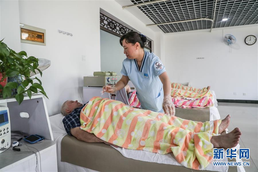 El 4 de junio, el personal médico del Hospital Tanggangzi en la ciudad de Anshan, provincia de Liaoning, realizó una sesión de fisioterapia en pacientes rusos. (Foto: Pan Yulong / Xinhua)