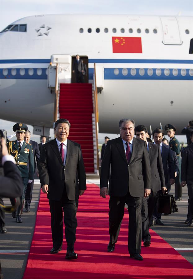 El presidente chino, Xi Jinping (i), es calurosamente recibido por el presidente tayiko, Emomali Rahmon, a su llegada al aeropuerto en Dushambé, Tayikistán, el 14 de junio de 2019. Xi llegó el viernes a Dushambé para asistir a la quinta cumbre de la Conferencia sobre Interacción y Medidas de Construcción de Confianza en Asia (CICA, siglas en inglés) y realizar una visita de Estado a Tayikistán. (Xinhua/Xie Huanchi)