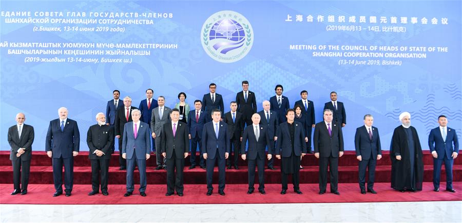  BISHKEK, 14 junio, 2019 (Xinhua) -- Líderes de países miembros y estados observadores de la Organización de Cooperación de Shanghai (OCS), así como representantes de órganos regionales e internacionales, posan para una fotografía grupal durante la 19ª reunión del Consejo de Jefes de Estado de la OCS, en Bishkek, Kirguistán, el 14 de junio de 2019. El presidente chino, Xi Jinping, junto al primer ministro de India, Narendra Modi, el presidente kazajo, Kassym-Jomart Tokayev, el presidente kirguís, Sooronbay Jeenbekov, el primer ministro pakistaní, Imran Khan, el presidente ruso, Vladimir Putin, el presidente tayiko, Emomali Rahmon y el presidente usbeko, Shavkat Mirziyoyev, asistió a la reunión. Xi pronunció un importante discurso en la reunión. (Xinhua/Yin Bogu)