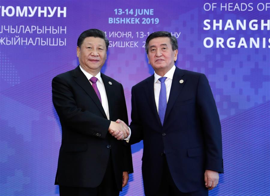 BISHKEK, 14 junio, 2019 (Xinhua) -- El presidente chino, Xi Jinping (i), es calurosamente recibido por el presidente kirguís, Sooronbay Jeenbekov, a su llegada a la 19ª reunión del Consejo de Jefes de Estado de la Organización de Cooperación de Shanghai (OCS), en Bishkek, Kirguistán, el 14 de junio de 2019. Xi pronunció un importante discurso en la reunión. (Xinhua/Ding Lin)