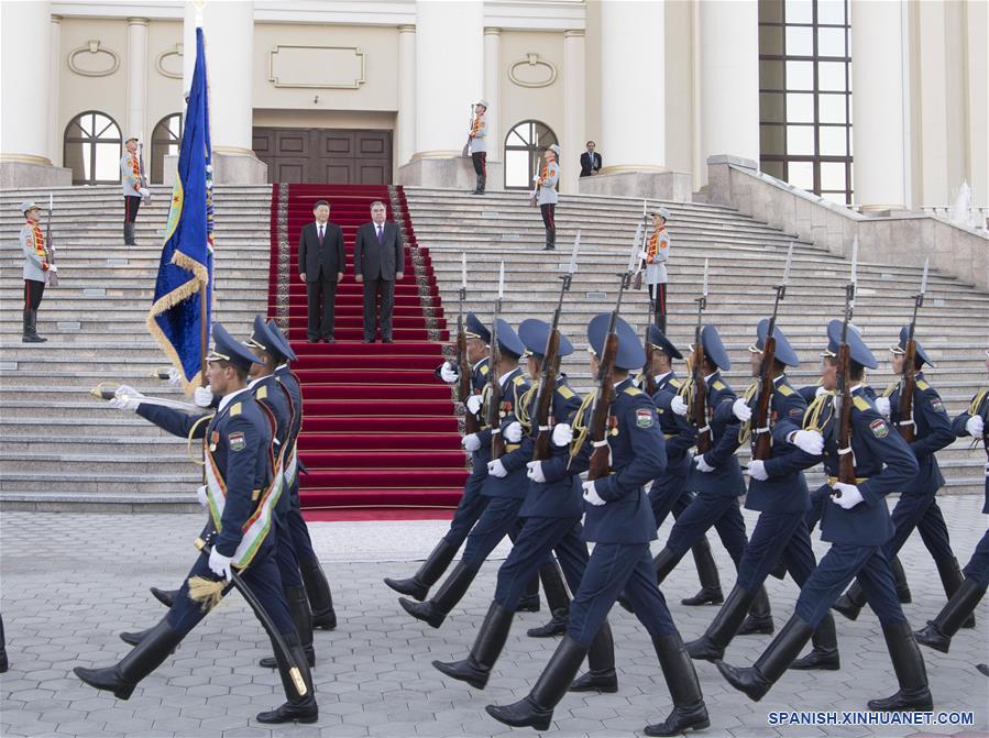 El presidente chino, Xi Jinping, asiste a una gran ceremonia de bienvenida llevada a cabo por su homólogo tayiko, Emomali Rahmon, previo a sus conversaciones, en Dushambé, Tayikistán, el 15 de junio de 2019. (Xinhua/Li Xueren)