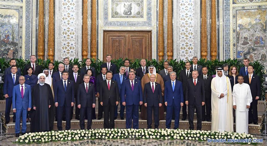 Líderes o representantes de países miembros de la Conferencia sobre Interacción y Medidas de Construcción de Confianza en Asia (CICA, siglas en inglés) posan para una fotografía grupal con representantes de los Estados observadores y organizaciones internacionales y regionales pertinentes, en Dushambé, Tayikistán, el 15 de junio de 2019. La V Cumbre de la CICA se llevó a cabo el sábado en Dushanbe. El presidente chino, Xi Jinping, pronunció un discurso importante en la cumbre. (Xinhua/Zhang Ling)