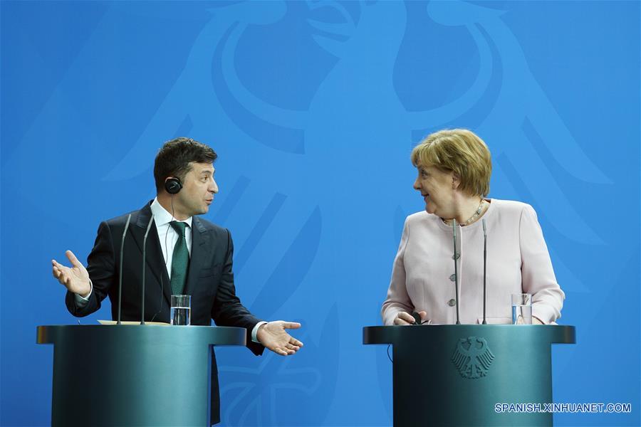 La canciller de Alemania, Angela Merkel (d), y el visitante presidente de Ucrania, Volodymyr Zelensky, asisten a una conferencia de prensa en Berlín, Alemania, el 18 de junio de 2019. (Xinhua/Wang Qing)