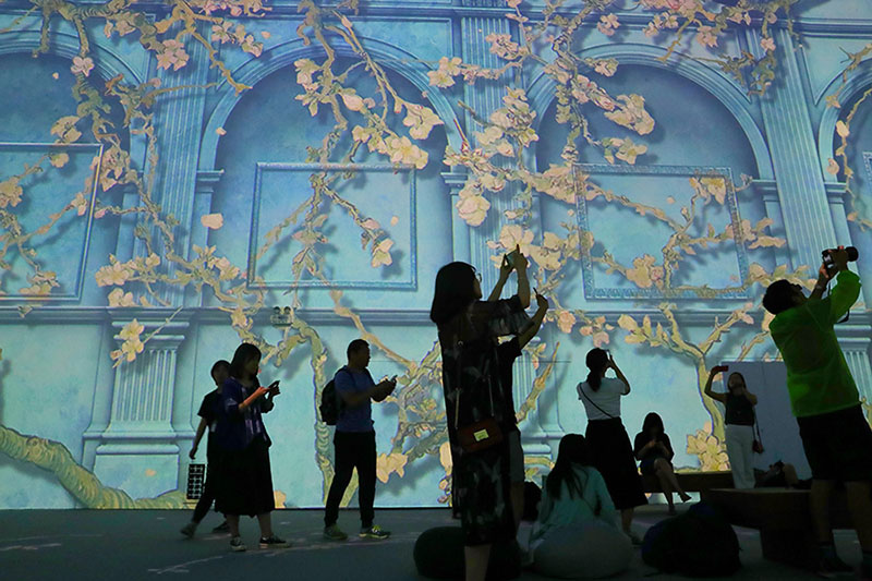“Experiencia inmersiva con Van Gogh” fascina a los amantes del arte en Beijing