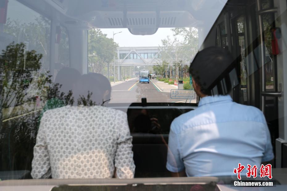 El autobús eléctrico autoconducido transporta pasajeros en Xiongan