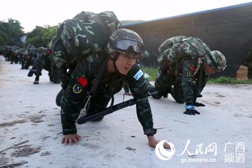 Miembros del equipo especial de la Policía Armada de China se entrenan bajo el fuerte calor de junio