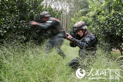 Miembros del equipo especial de la Policía Armada de China se entrenan bajo el fuerte calor de junio